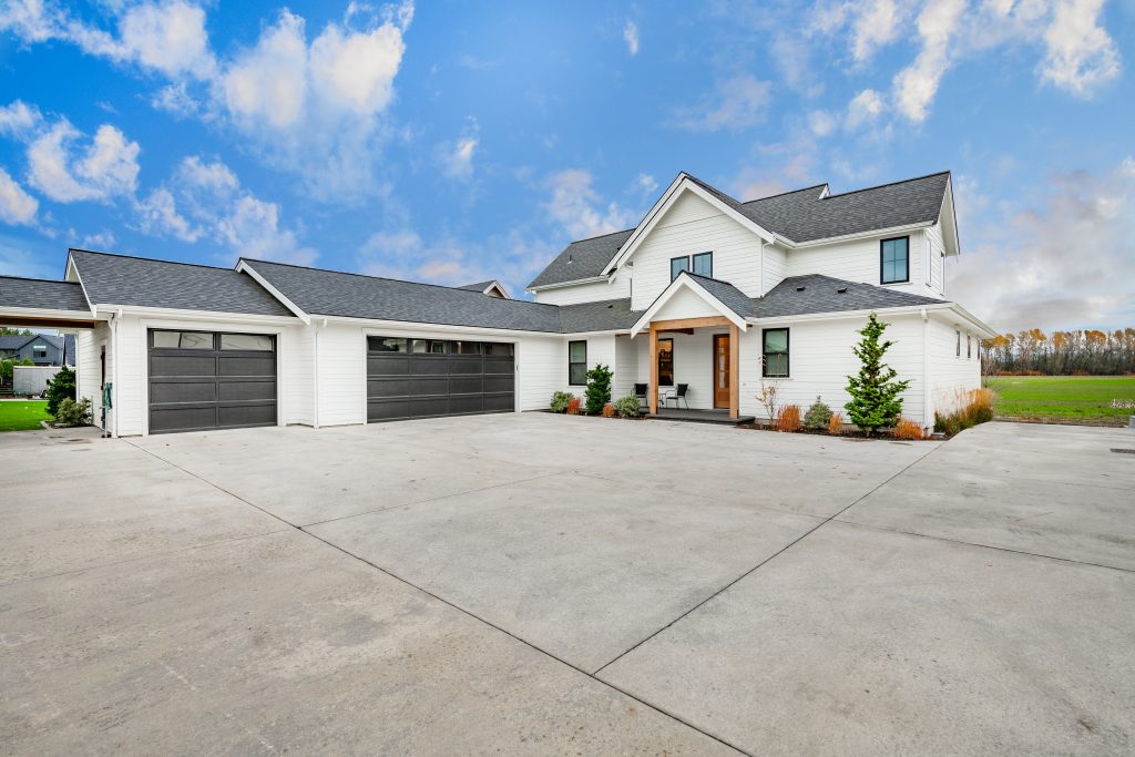 Exterior,Of,A,Large,Modern,Farmhouse,Home,White,Siding,Large